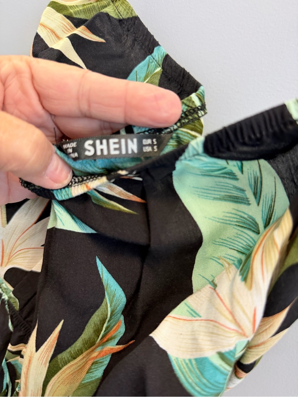 SHEIN Black Tropical Leaf Print Bermuda Shorts